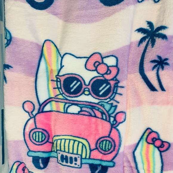 Hello Kitty Blanket - Picture 2 of 6